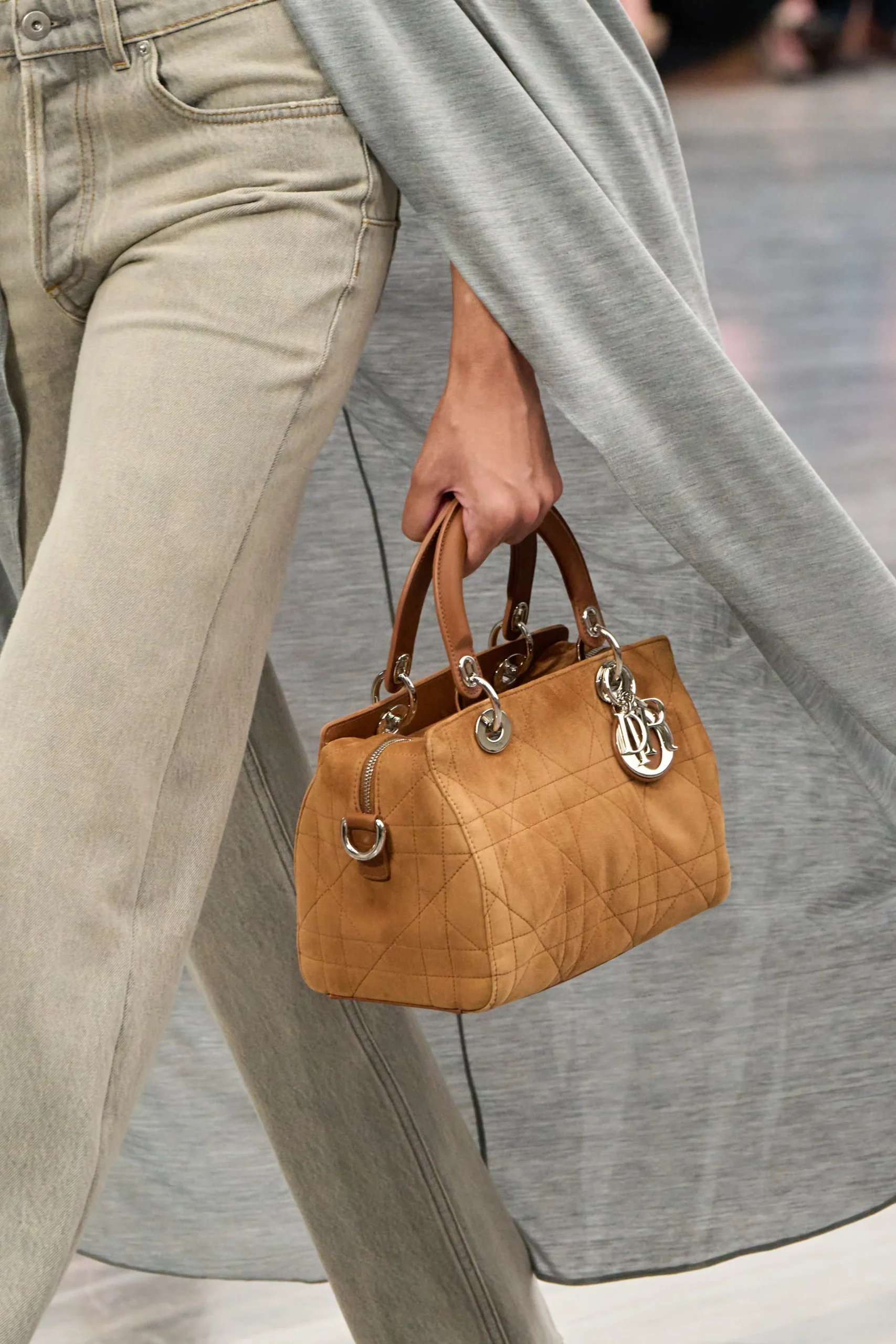BST Dior SS26 túi xách da nâu