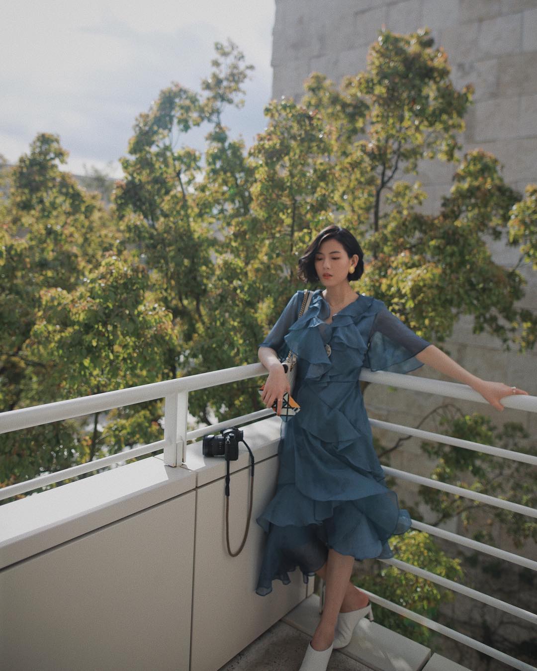 Thời trang cung cự giải - đầm voan màu xanh dương xếp bèo