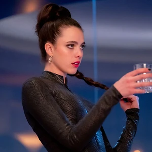 Tủ đồ biến hóa đầy mê hoặc của nữ chính “The Substance” Margaret Qualley qua từng bộ phim