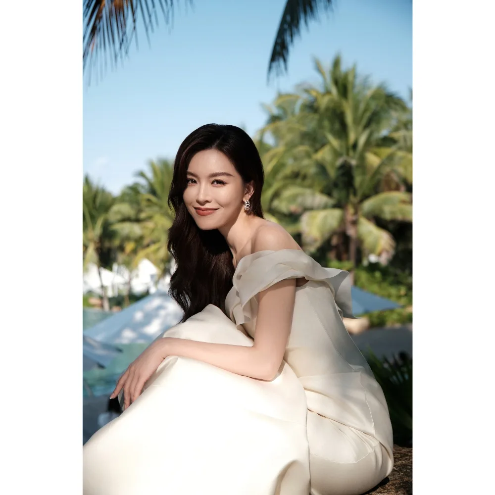 Nữ diễn viên Văn Vịnh San khoe mái tóc óng ả và nhan sắc tươi trẻ.