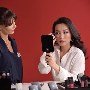 Chuyên gia trang điểm Chanel hướng dẫn Hà Trúc cách makeup khi đi hẹn hò