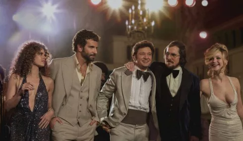 Jennifer Lawrence (ngoài cùng bên phải) trong phim American Hustle.