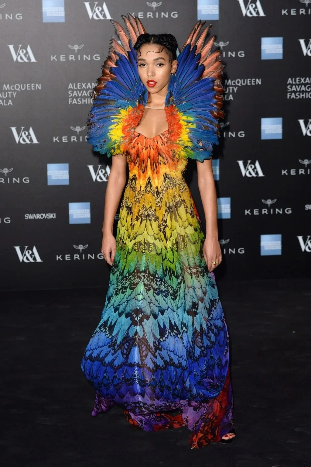 FKA Twigs trong một thiết kế sặc sỡ của NTK Alexander McQueen