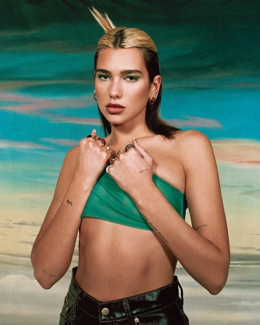 Dua Lipa mặc áo xanh lá. Dua Lipa mặc áo xanh lá.