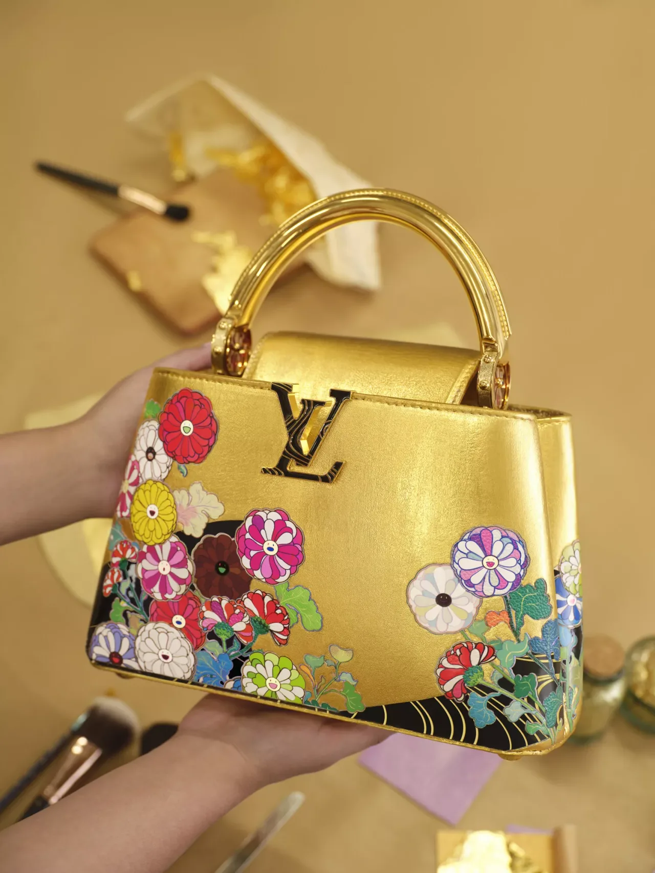 túi xách mạ vàng Louis Vuitton và Takashi Murakami tái ngộ tại Art Basel Paris 2025