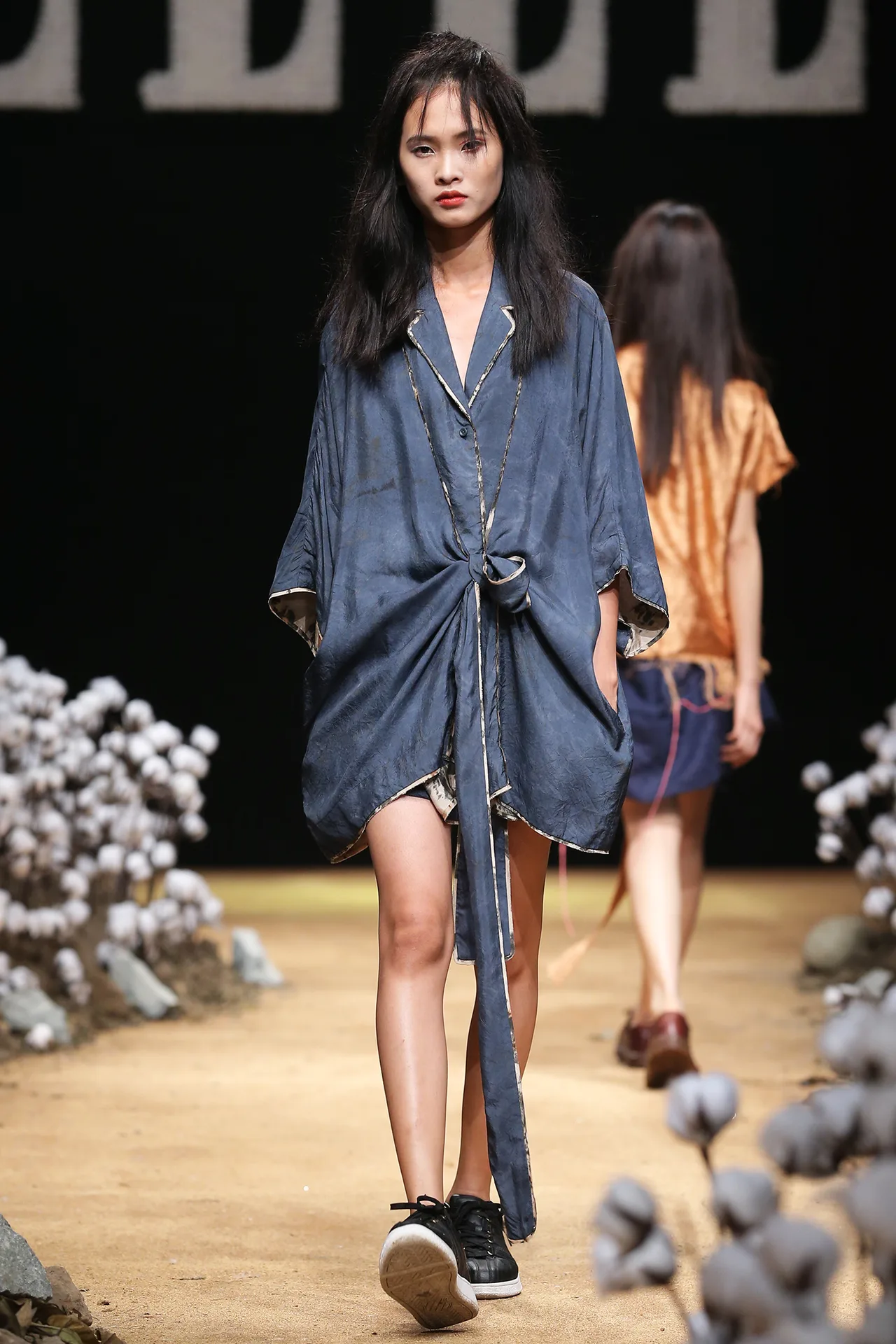 Khi khái niệm thời trang bền vững giao thoa cùng cái đầu "bất bình thường" của NTK Vũ Tá Linh