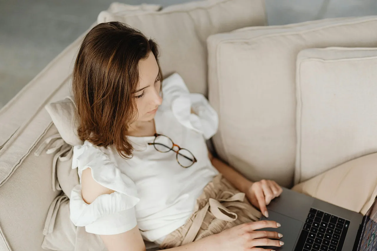 cô gái tóc ngắn nỗ lực ảo