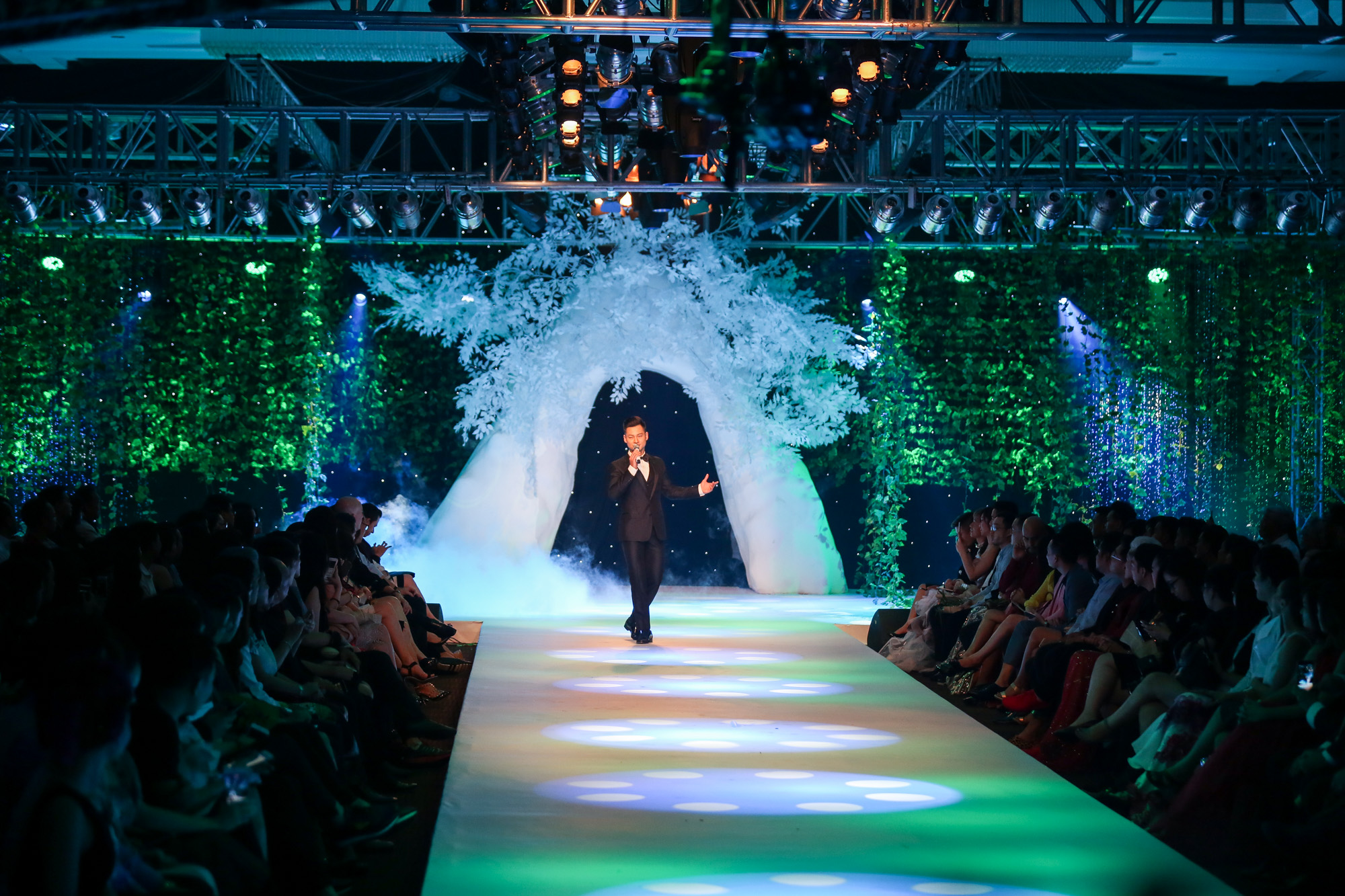 Quỳnh Paris Deja Vu show - elle vietnam 1.1