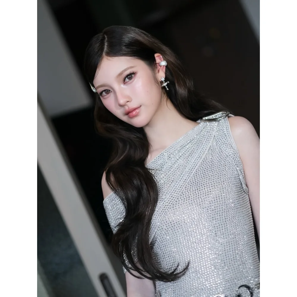 Influencer người Thái Lan Punch Puntita tạo dáng với lớp trang điểm lấp lánh.