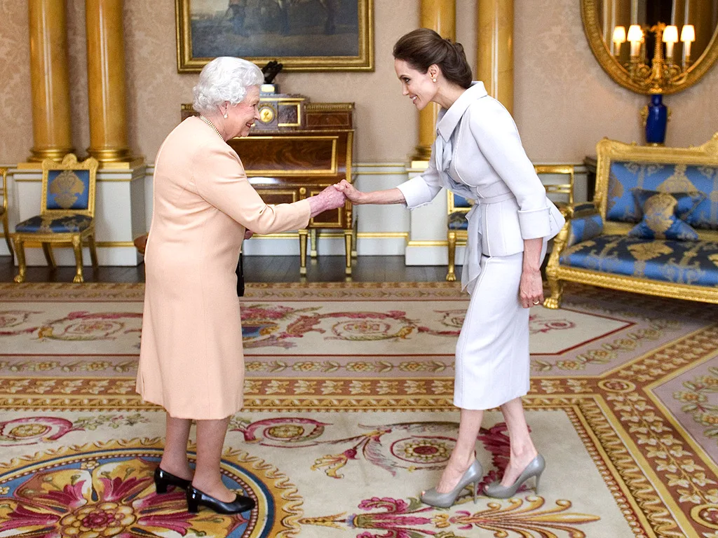 Nữ diễn viên Angelina Jolie được chào đón bởi Nữ hoàng.