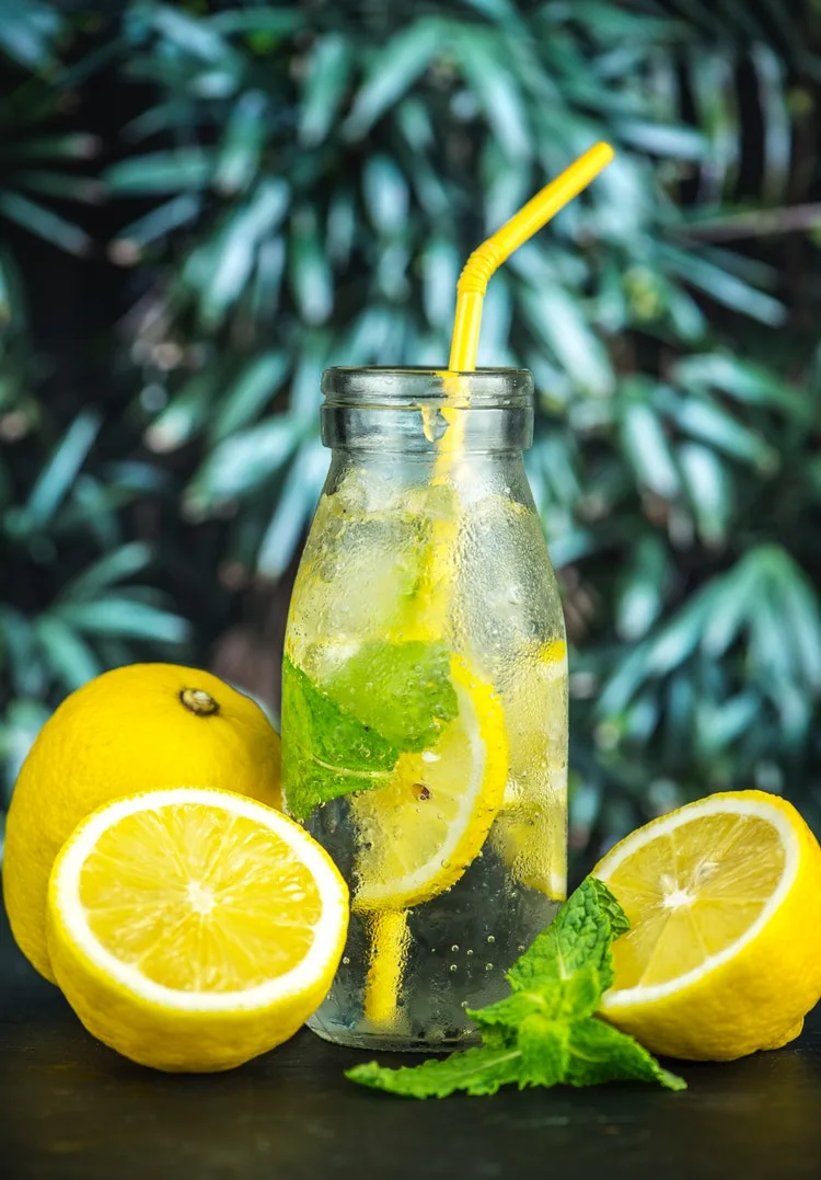 Thức uống giải nhiệt detox bằng chanh và lá bạc hà đem lại nhiều lợi ích cho sức khỏe Thức uống giải nhiệt detox bằng chanh và lá bạc hà đem lại nhiều lợi ích cho sức khỏe