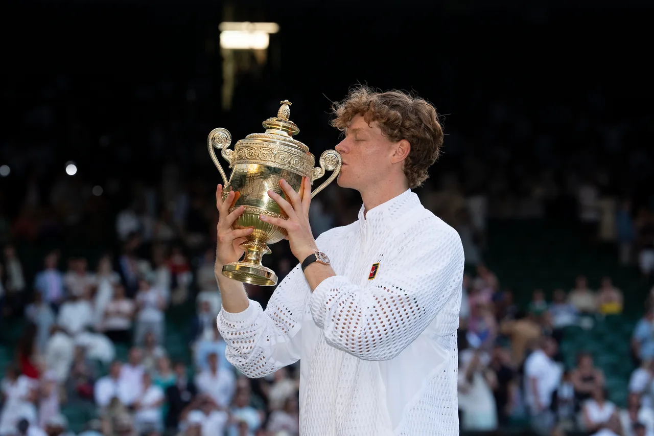 Rolex Testimonee Jannik sinner thành công bảo vệ ngôi vô địch đơn nam tại Wimbledon 2026
(Ảnh: © Rolex/Jon Buckle)
