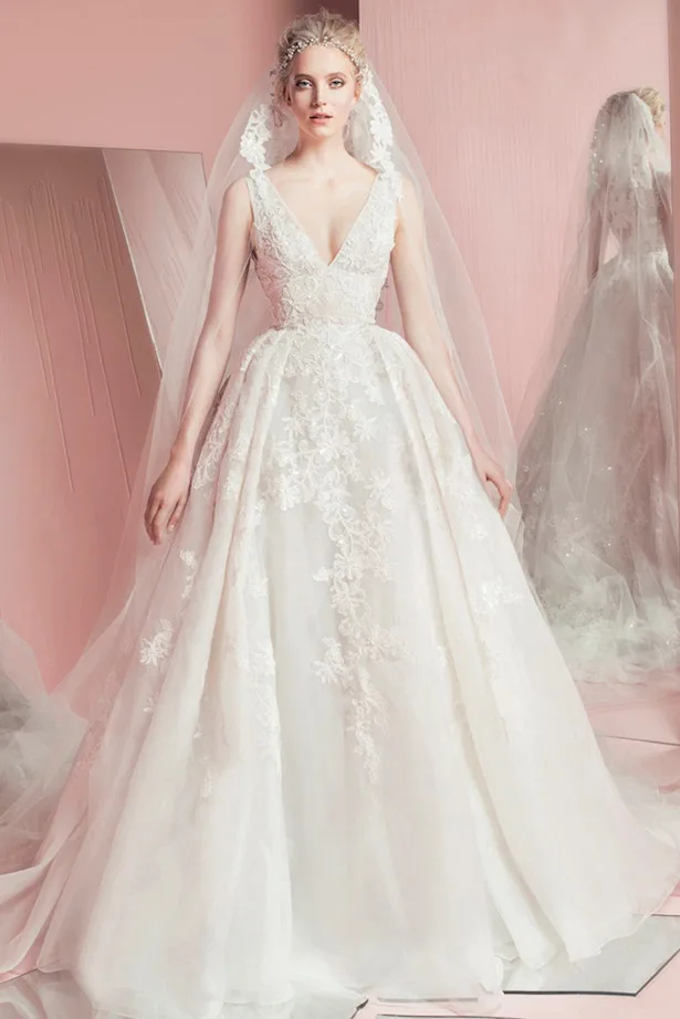 váy cưới đẹp với cổ chữ V khoét sâu của Zuhair Murad