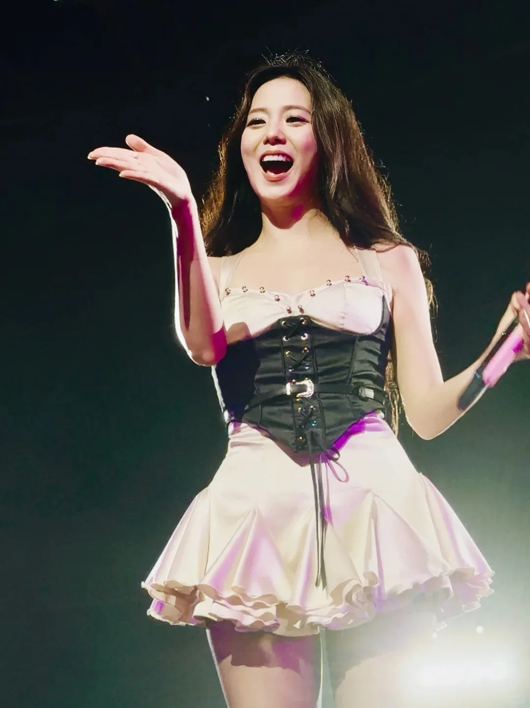 jisoo diện corset phối váy xoè