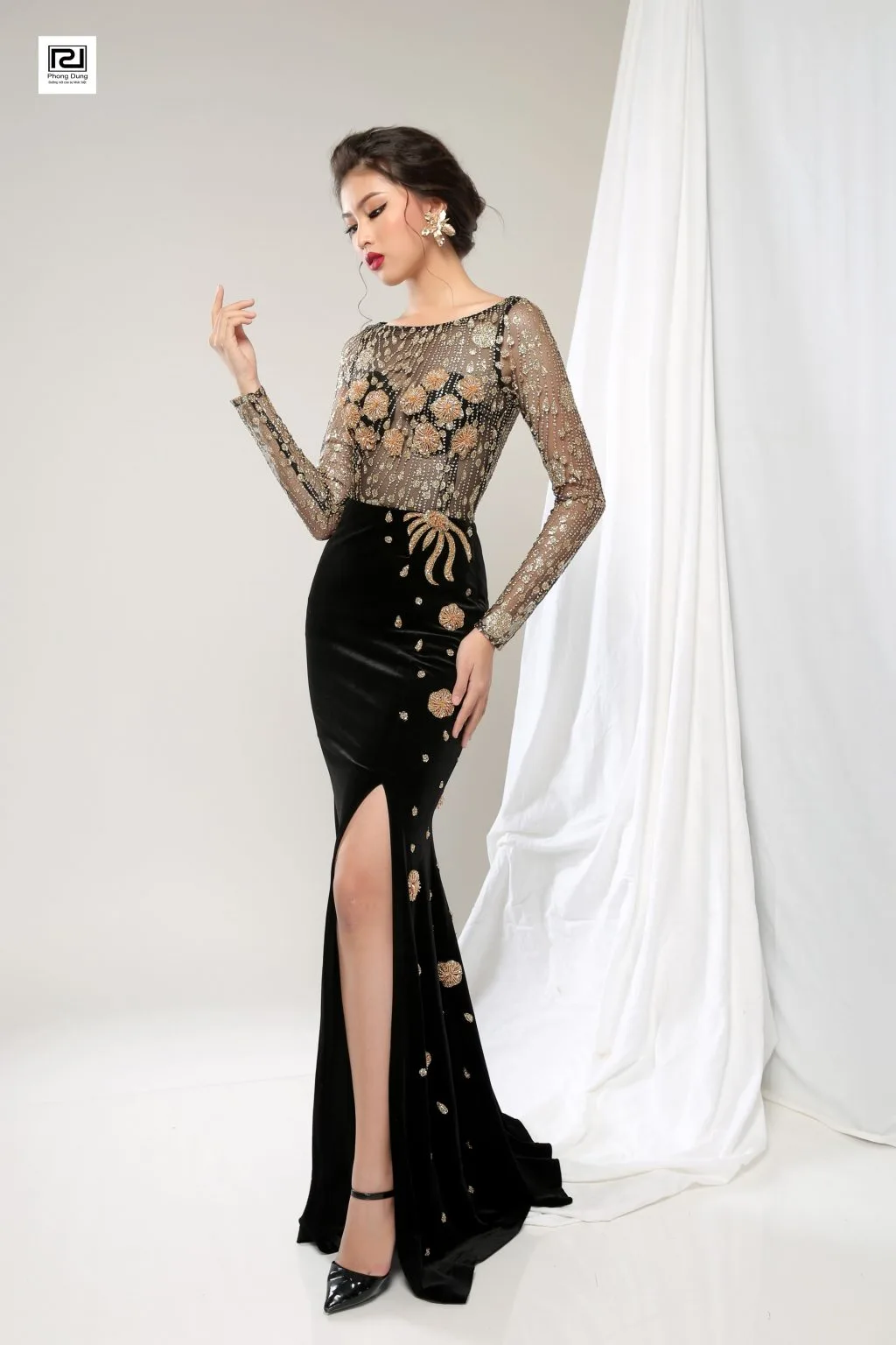 Người mẫu mặc váy đen lộ chân