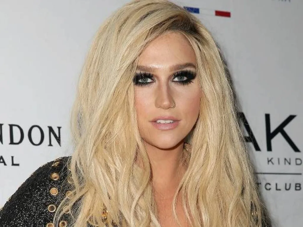 Kesha suy sup tại phiên tòa sau khi nghe phán quyết thua kiện Kesha suy sup tại phiên tòa sau khi nghe phán quyết thua kiện