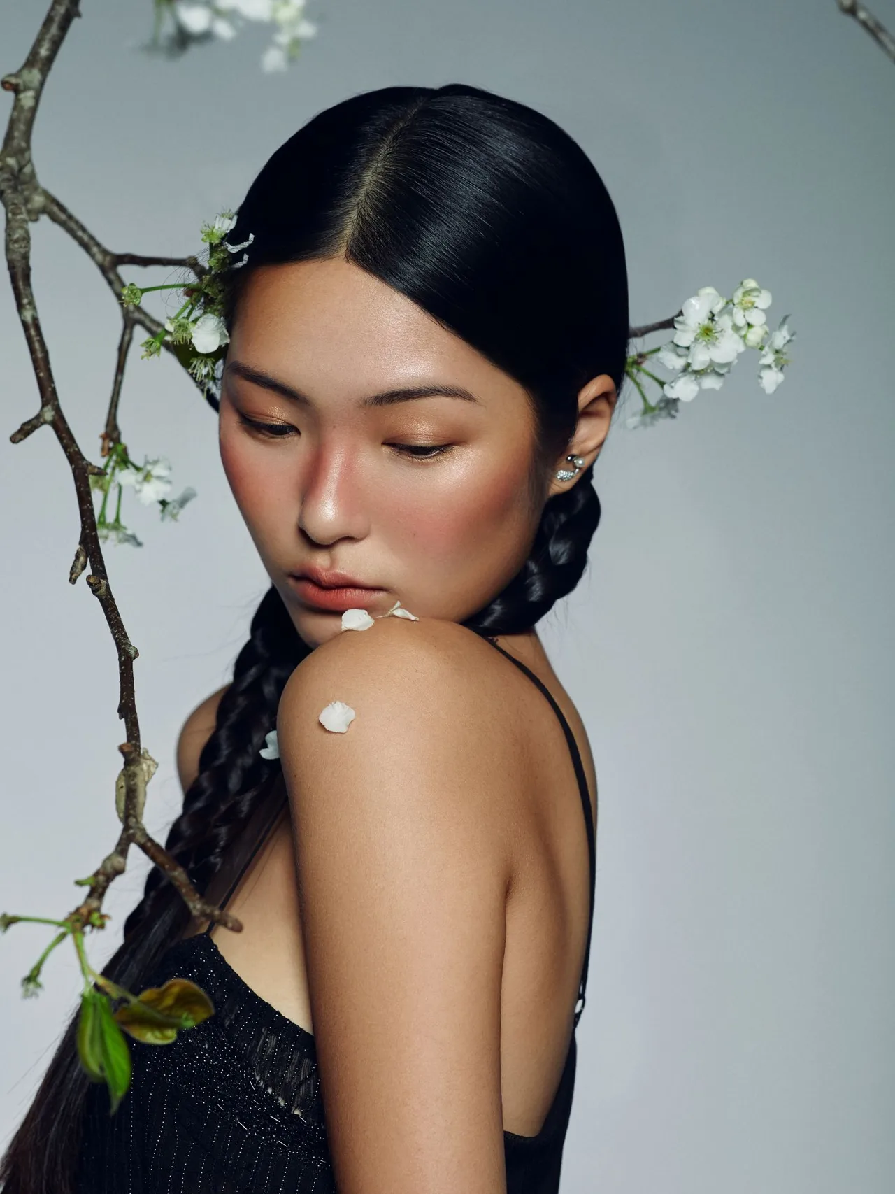Chân dung người mẫu, hoa trắng