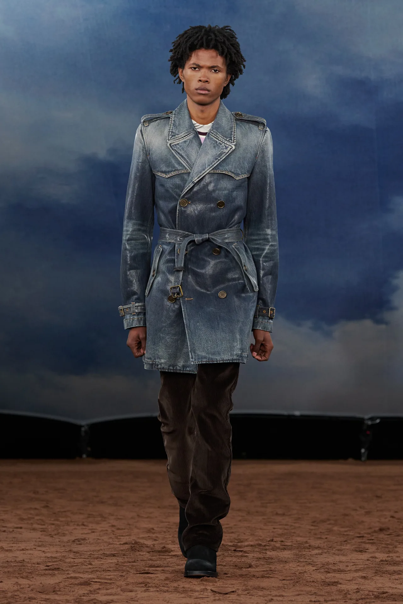 áo khoác denim tại show BST Burberry Xuân-Hè 2026
