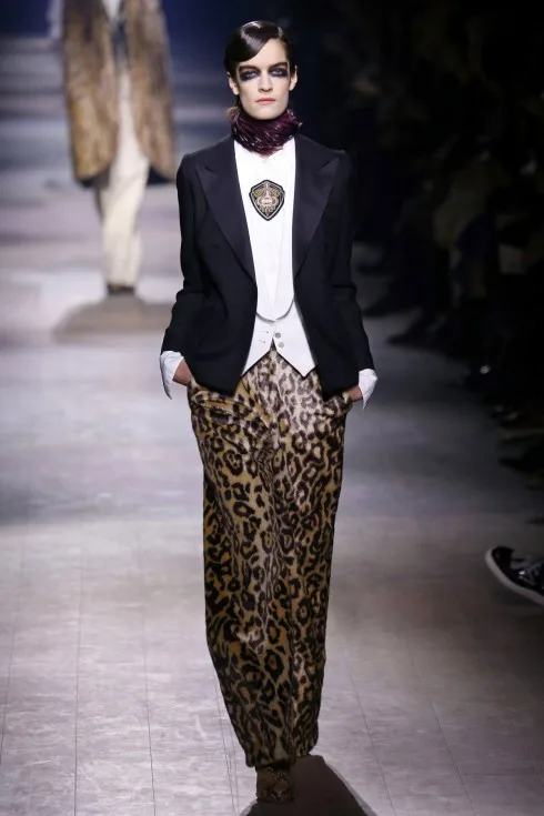Những chiếc quần da báo, áo khoác tuxedo của Dries
