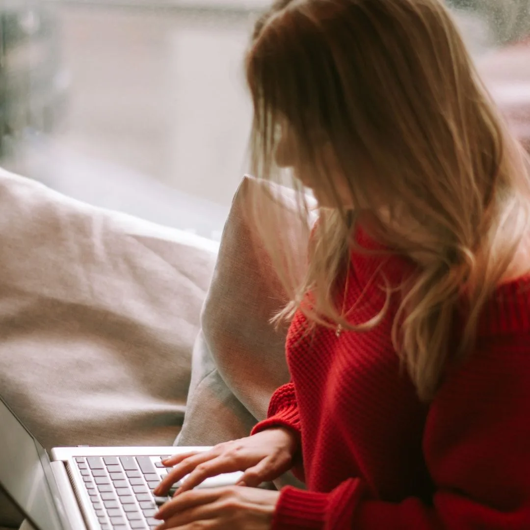 cô gái mặc áo len đỏ tìm việc làm elle
