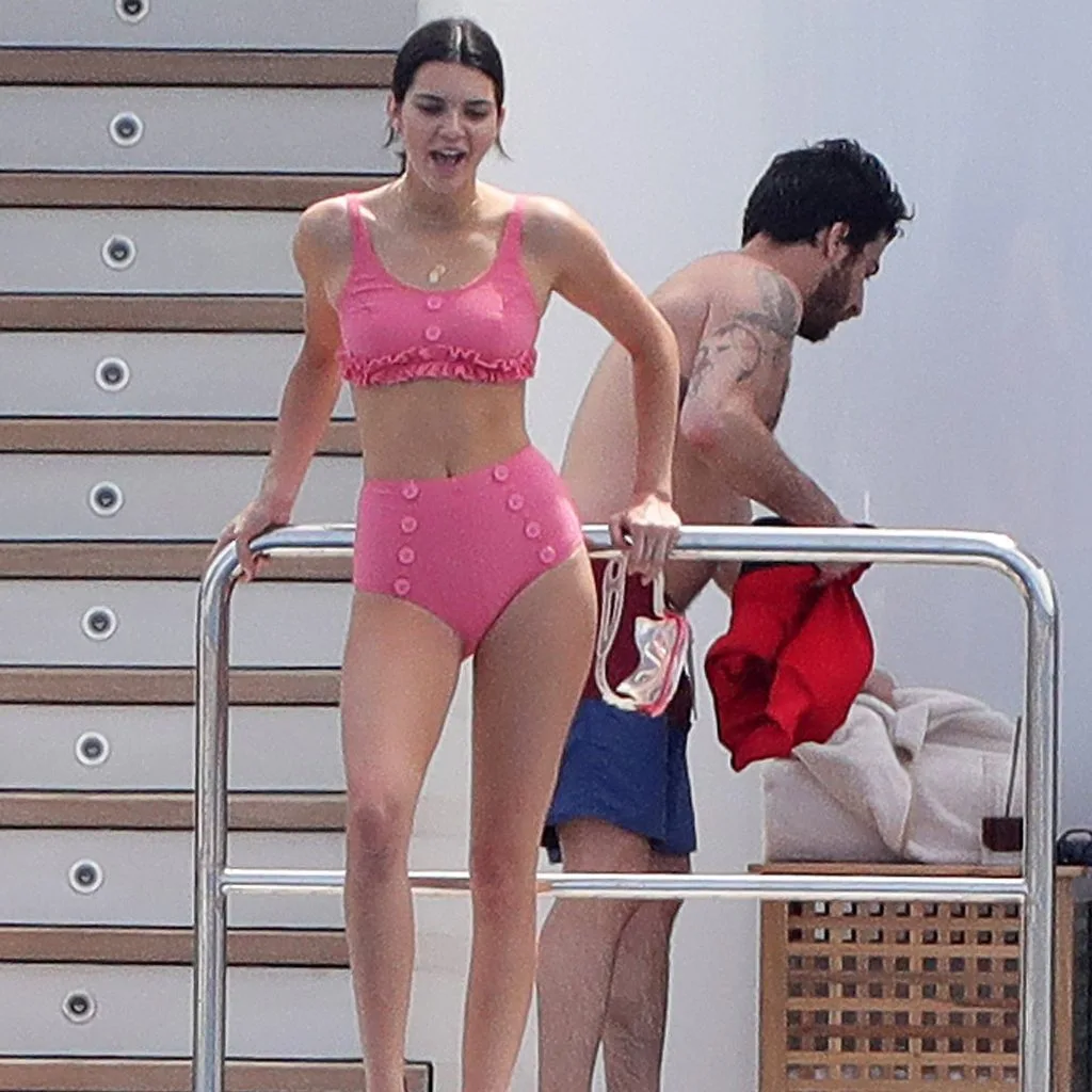 Cảm hứng phối đồ đi biển đẹp như Kendall Jenner