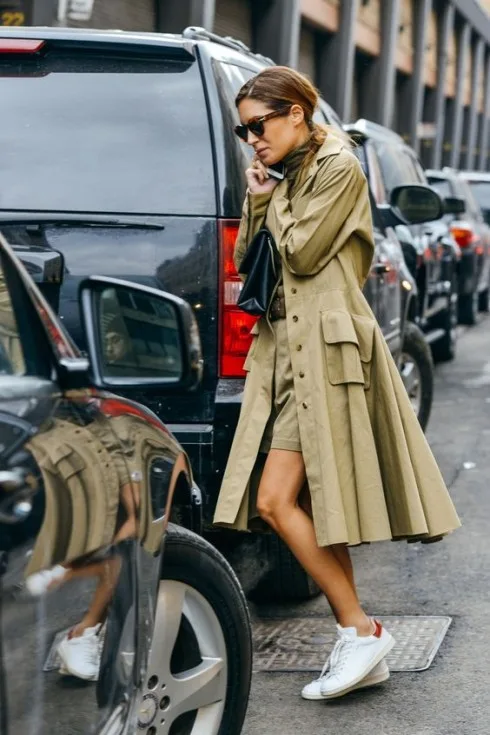 Áo khoác tailoring và giày sneakers mang đến vẻ ngoài năng động và thời thượng.