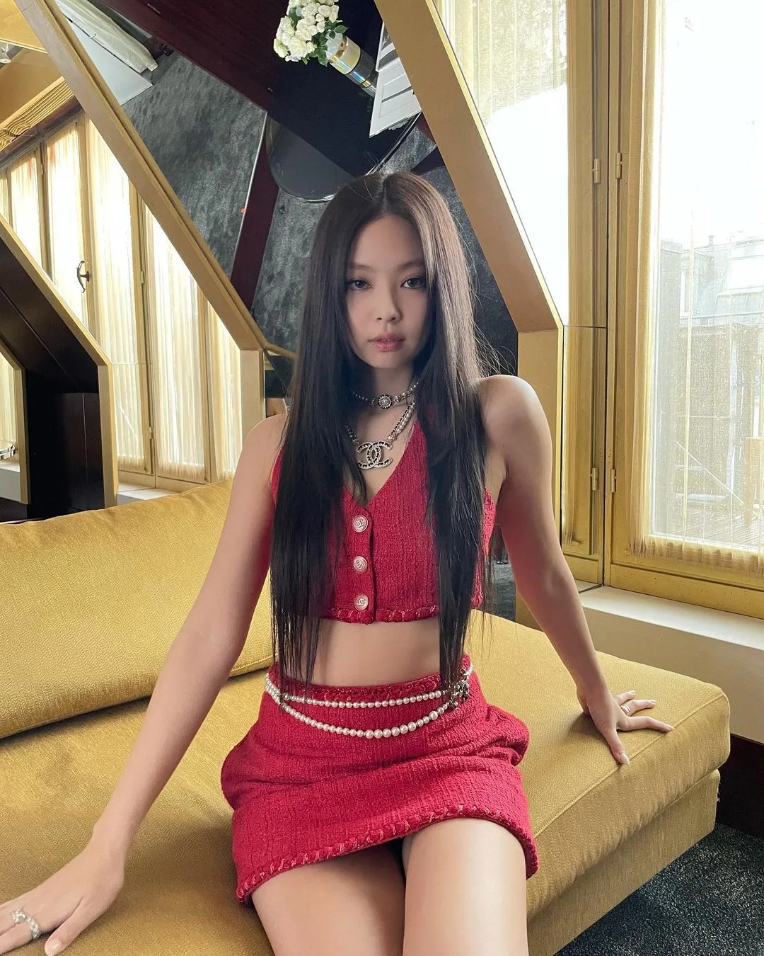 jennie diện thắt lưng ngọc trai tại show chanel
