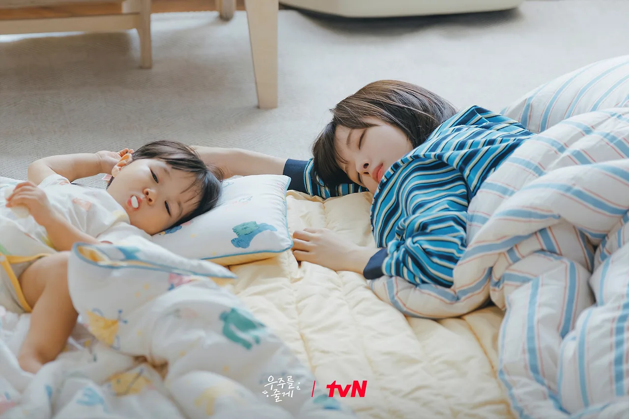 Our Universe với sự tham gia của Bae In Hyuk và Roh Jeong Eui.