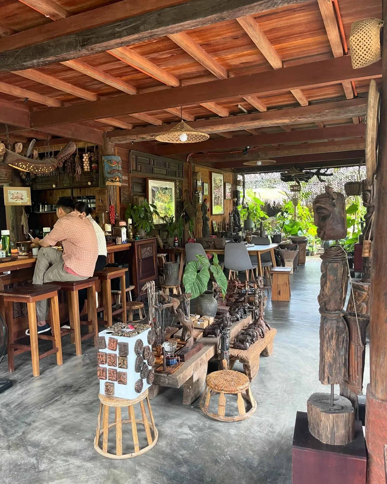 đến An Nhan Gallery Coffee du khách có thể thưởng thức cà phê hay tham gia workshop thủ công