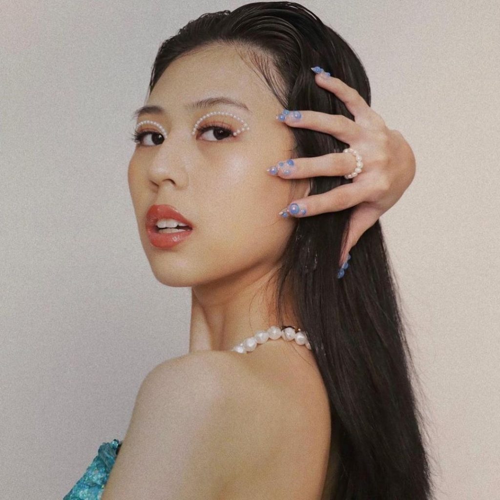 futuristic nail móng tay bọt biển