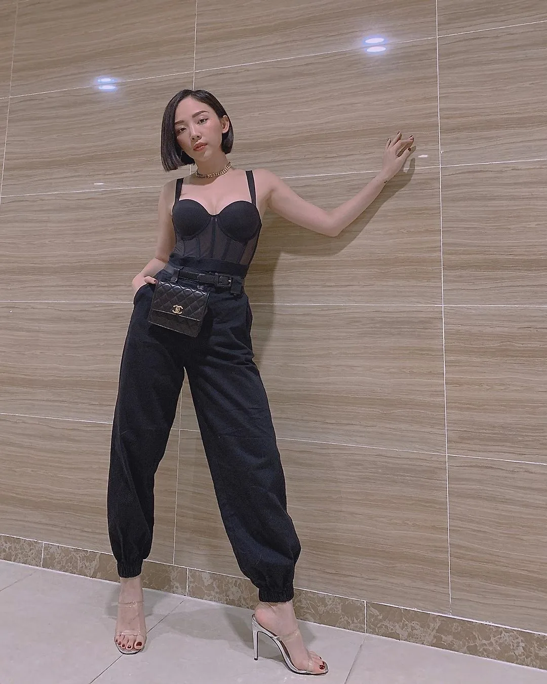 tóc tiên mặc áo corset hai dây đen xuyên thấu