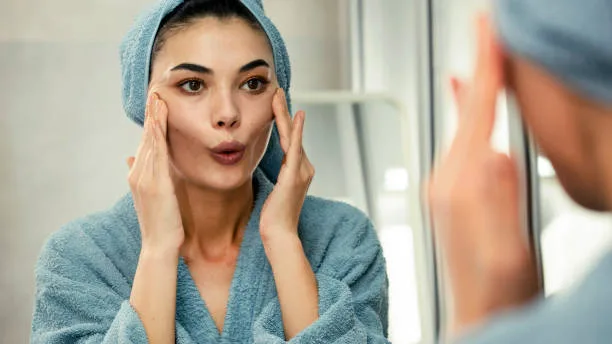 Axit Hyaluronic sẽ hút ẩm từ các lớp sâu hơn của da để làm ẩm da