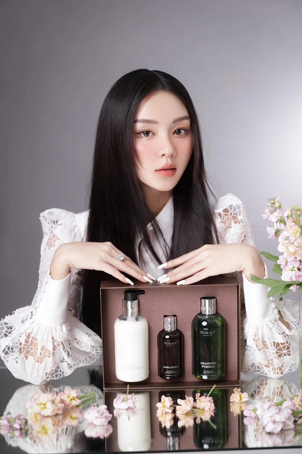 cô gái cùng sản phẩm vijully