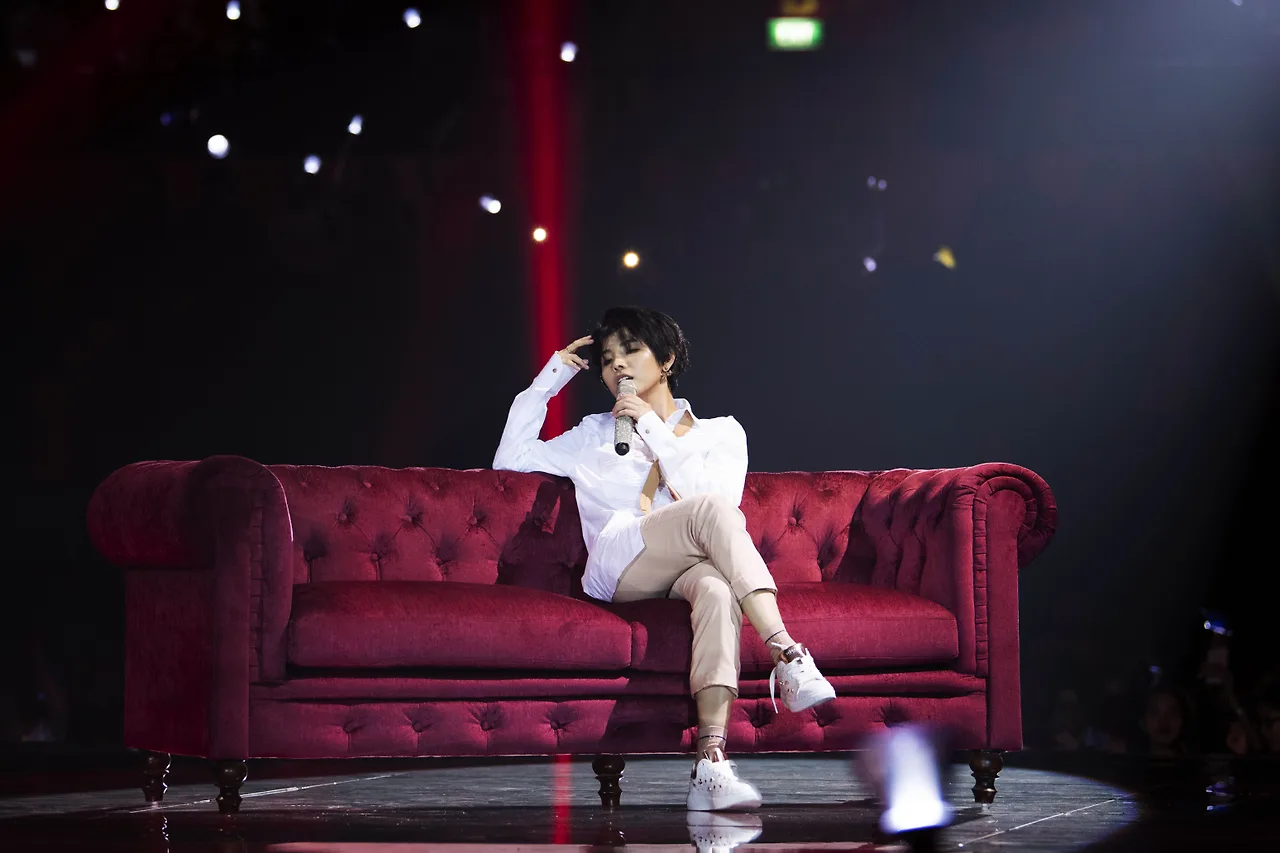 vũ cát tường ngồi sofa trong concert