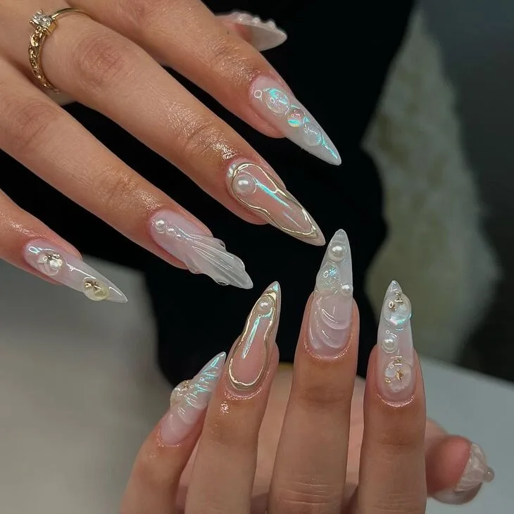 Móng tay vanilla chrome óng ánh trắng ngọc trai nổi bật. Ảnh: Instagram@ amys.clients.