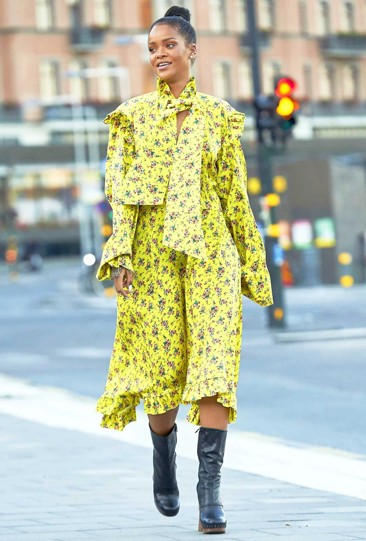 Mặc đẹp cho dáng người quả lê như Rihanna với đầm in hoa màu vàng