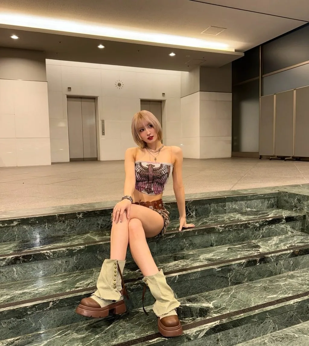 Loafer độn đế có chi tiết kim loại vàng, điểm xuyết sự sang trọng