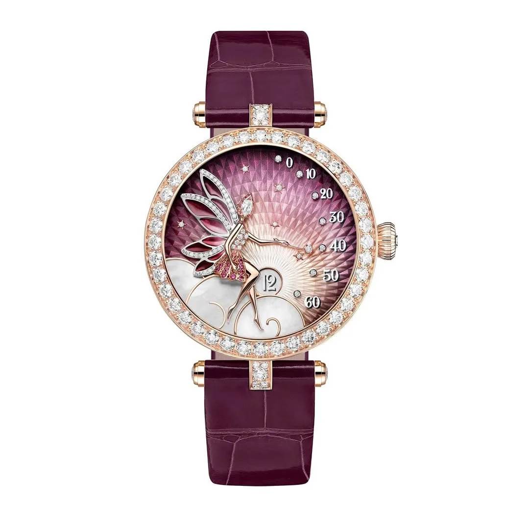 Lady Féerie Or Rose mở ra thế giới cổ tích đặc trưng của Van Cleef & Arpels qua sắc hồng dịu dàng và những chi tiết đính đá tinh xảo.
