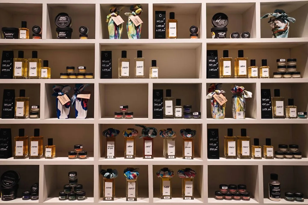 Khu vực nước hoa của Lush thu hút nhiều sự chú ý. Khu vực nước hoa của Lush thu hút nhiều sự chú ý.