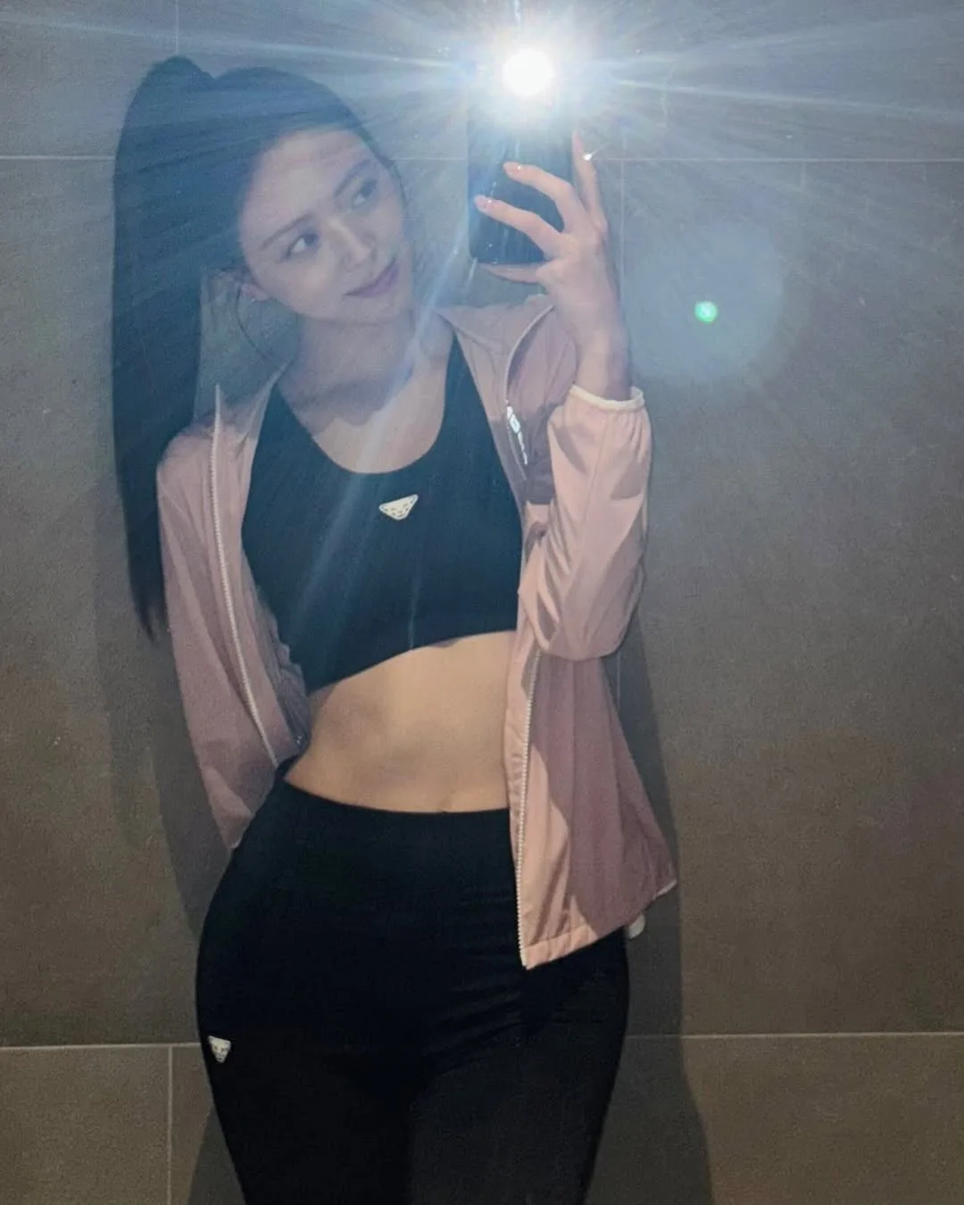 Yuna (Itzy) mặc đồ thể thao