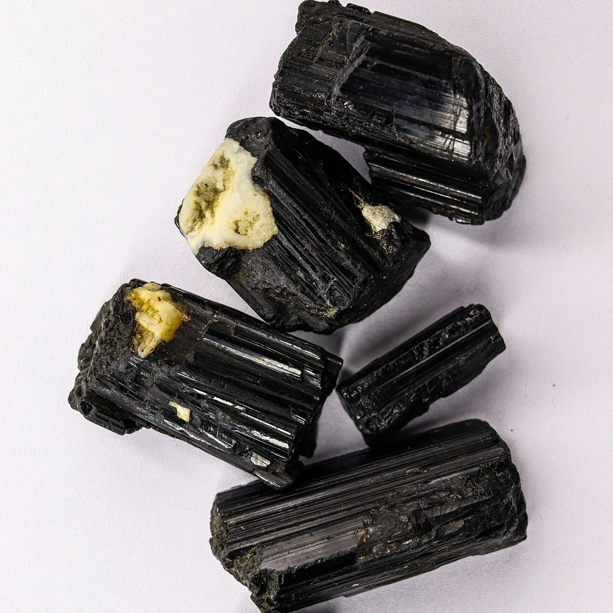 đá tourmaline đen