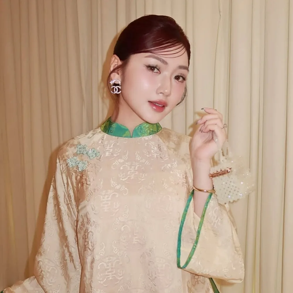 Chloe Nguyễn mang áo dài cùng diện mạo trong trẻo nhờ các bước trang điểm nhẹ