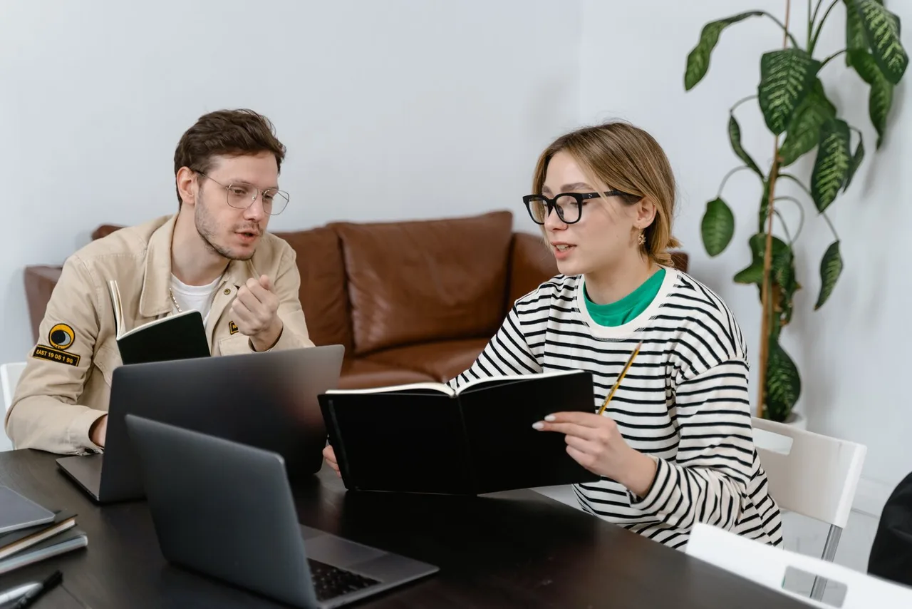 cô gái cầm sách mentor