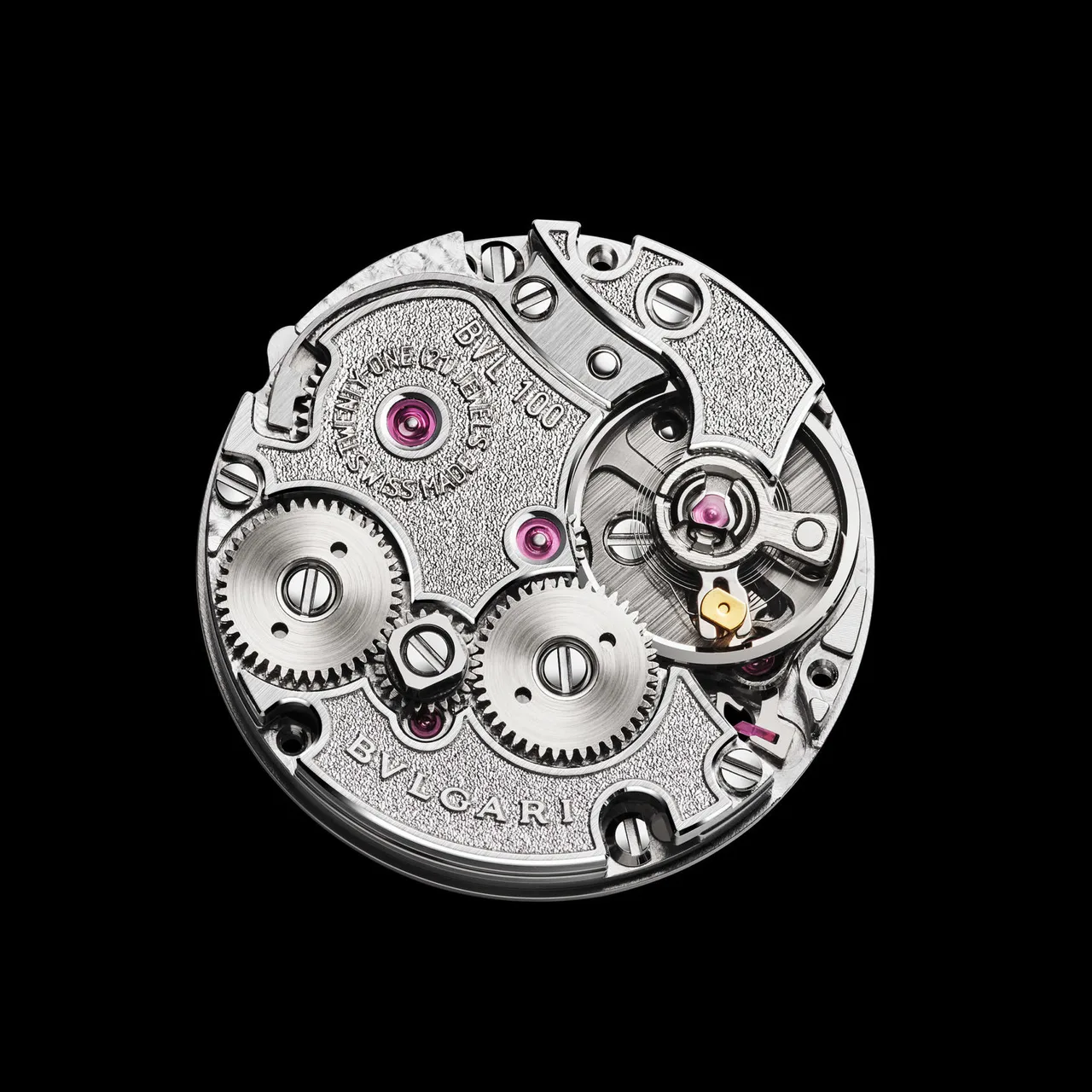 Đồng hồ được trang bị bộ máy cơ siêu nhỏ Piccolissimo BVP 100 do Bvlgari tự phát triển và sản xuất.