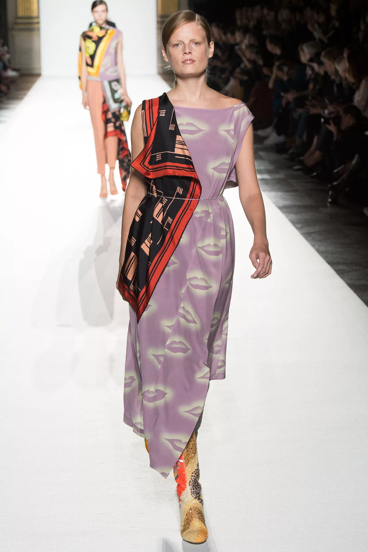 Paris Fashion Week: Muôn màu tích cực trong bst Xuân 2018 của Dries Van Noten