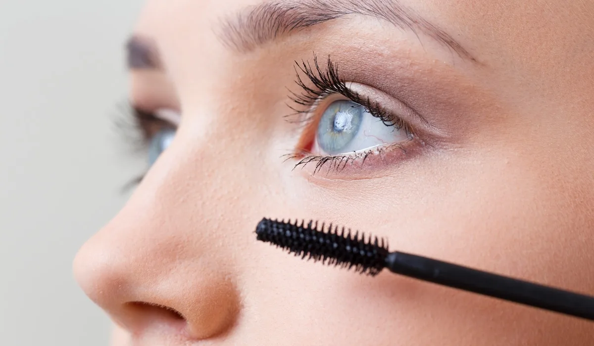 trang điểm mắt chải mascara
