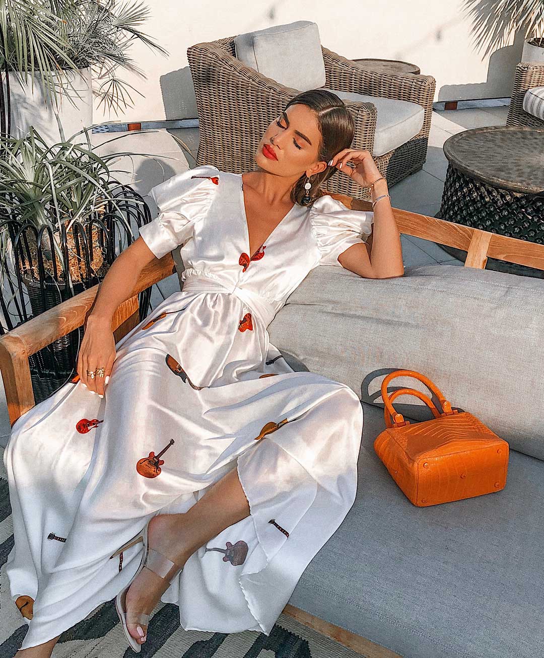 Thời trang mùa Hè cho cung Bạch Dương với đầm maxi satin