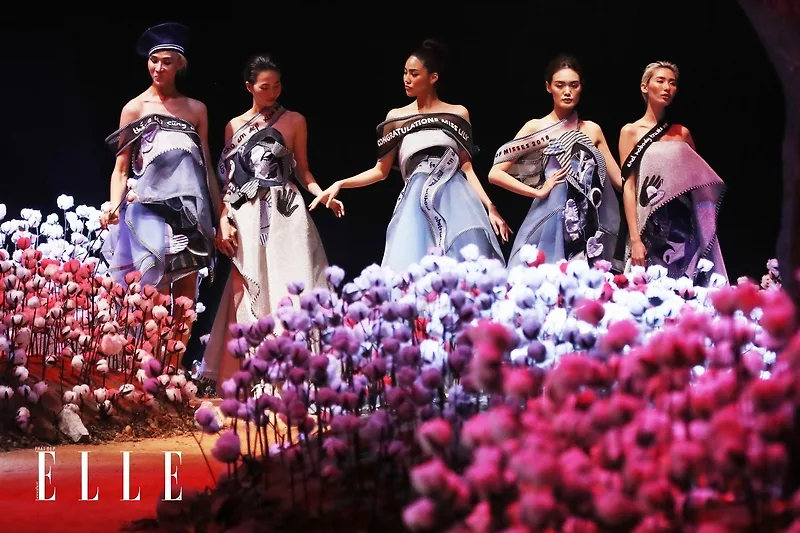 NTK Võ Công Khanh mang đến sự tươi vui với BST "Giấc mơ của Lily" tại ELLE Fashion Show NTK Võ Công Khanh mang đến sự tươi vui với BST "Giấc mơ của Lily" tại ELLE Fashion Show