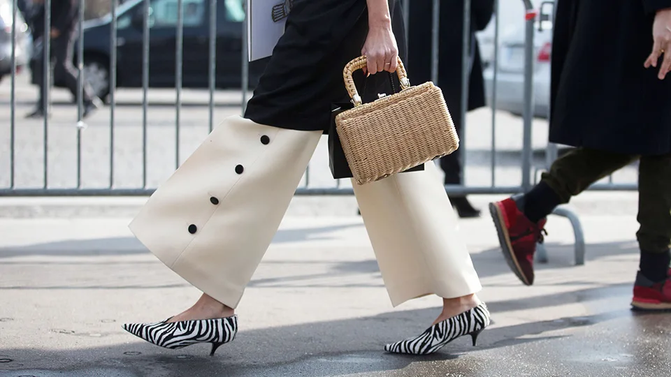 Fashionista mặc quần âu trắng đi giày gót thấp sọc đen trắng
