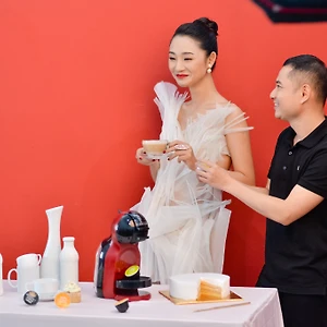 Dzũng Yoko tận tình hướng dẫn người mẫu tạo dáng